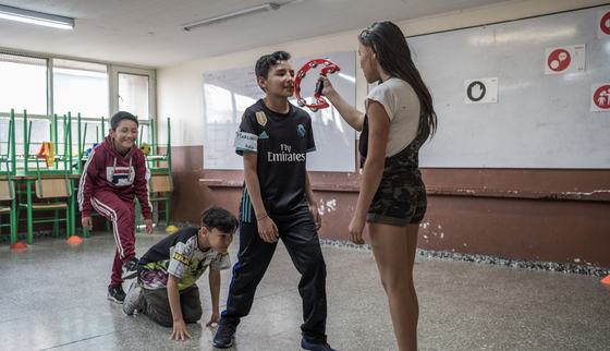 Venezuelan children playing at TeamUp_War Child Colombia_190315