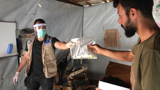 Distributing stationairy for remote lessons during corona_War Child_Lebanon_200528.jpg